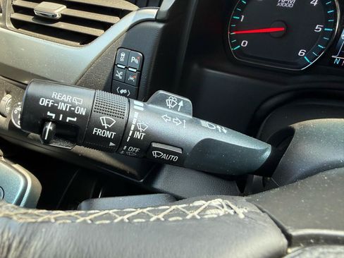 Used 2018 Chevrolet Suburban Premier RWD image 32