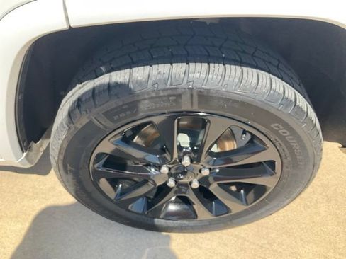 Used 2019 Jeep Grand Cherokee Altitude AWD/4WD image 25