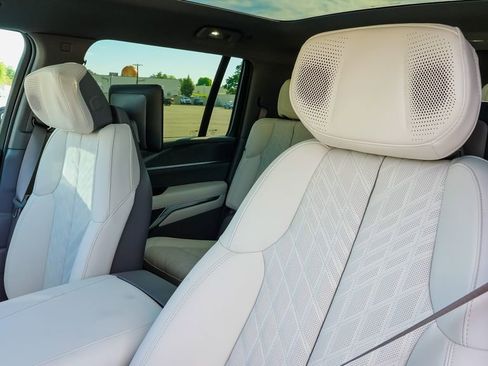 New 2026 Cadillac Escalade IQL Sport 1 w/ LPO, ONYX Package AWD/4WD image 17