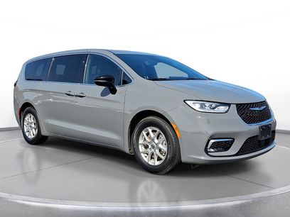 Used 2025 Chrysler Pacifica Select