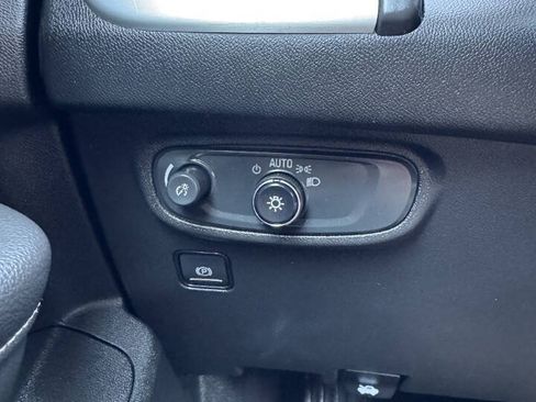 Used 2022 GMC Terrain SLE FWD image 27