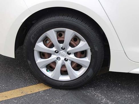 Used 2021 Toyota Corolla LE w/ Carpet Mat Package (TMS) FWD image 8