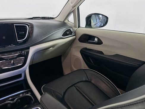 Certified 2024 Chrysler Pacifica Limited image 35