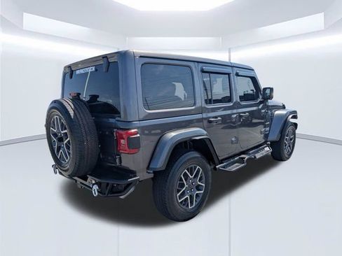 Used 2018 Jeep Wrangler Unlimited Sahara AWD/4WD image 4