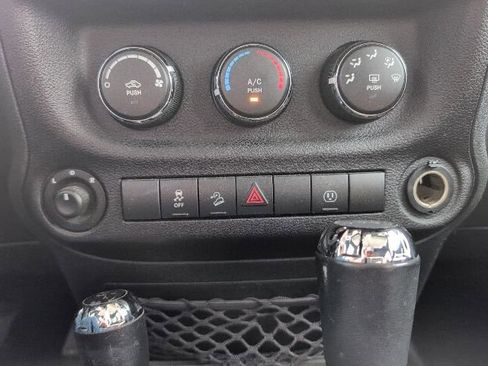 Used 2018 Jeep Wrangler Unlimited Sahara w/ Connectivity Group AWD/4WD image 16