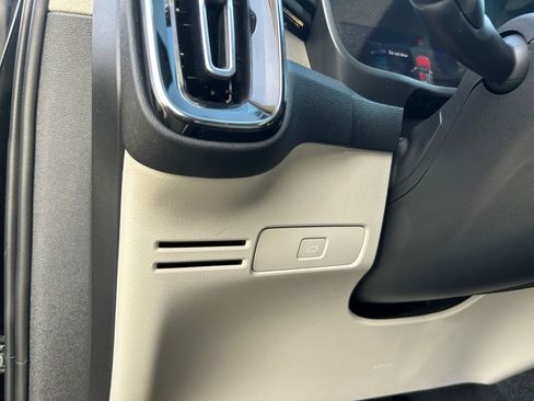 Used 2023 Volvo XC40 B5 Plus image 21