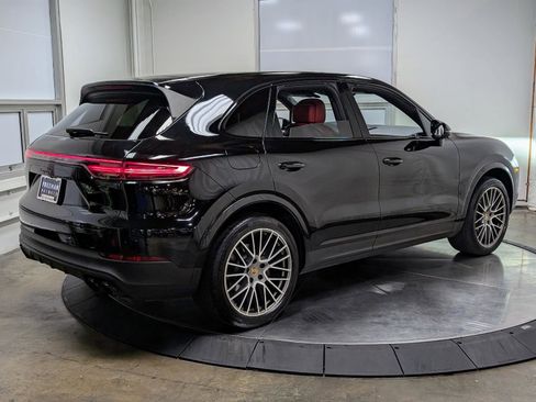 Used 2023 Porsche Cayenne Platinum Edition image 9