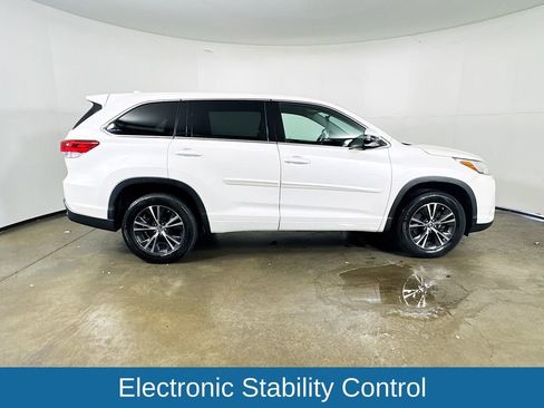 Used 2018 Toyota Highlander Plus FWD image 8
