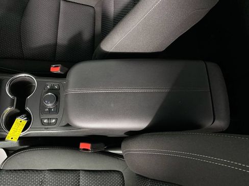 Used 2024 GMC Terrain SLE w/ Driver Convenience Package FWD image 20