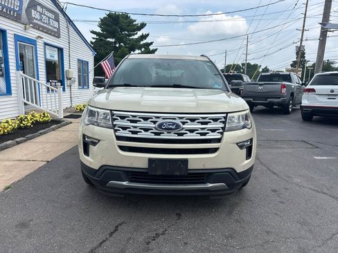 Used 2018 Ford Explorer XLT w/ Equipment Group 202A AWD/4WD image 9