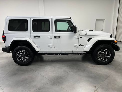 Used 2025 Jeep Wrangler Unlimited Sahara AWD/4WD image 10