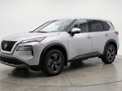 Used 2025 Nissan Rogue SV image 3