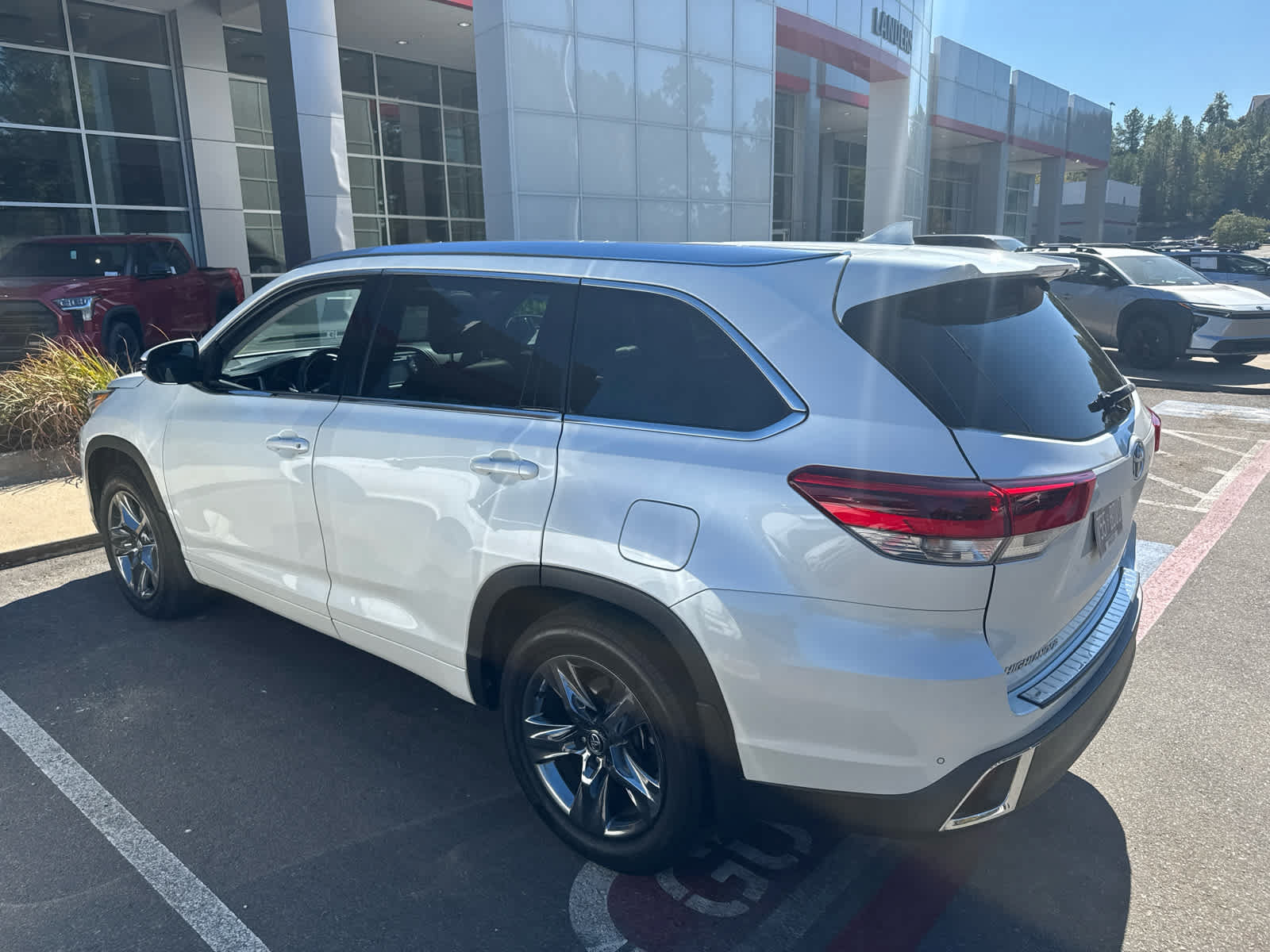 Used 2018 Toyota Highlander Limited Platinum AWD/4WD image 3