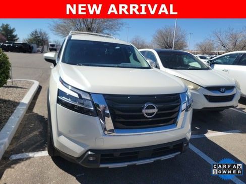 Used 2022 Nissan Pathfinder SL image 2