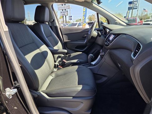 Certified 2022 Chevrolet Trax LT w/ LT Convenience Package image 18