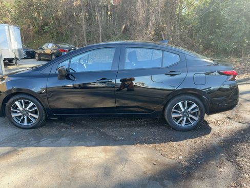 Used 2025 Nissan Versa SV image 11