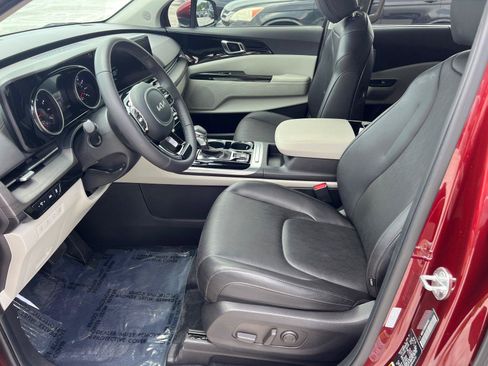 Used 2024 Kia Carnival EX FWD image 9