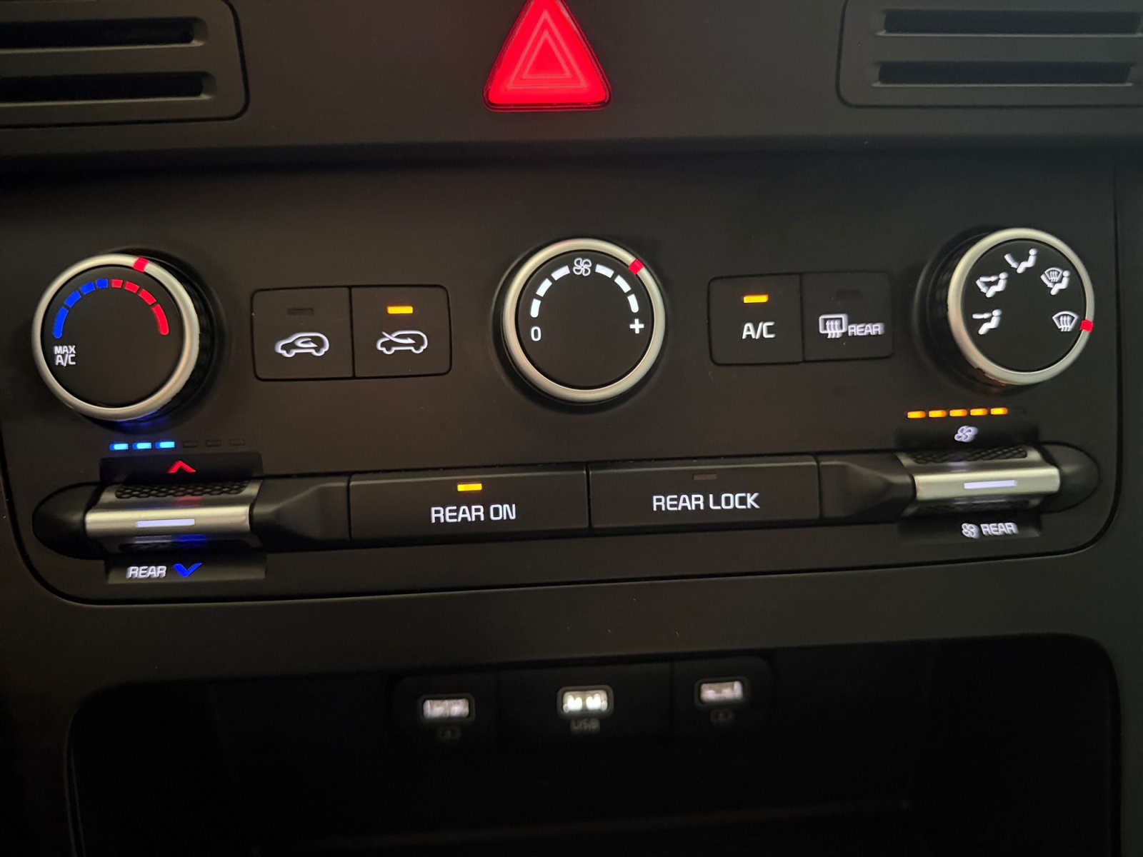 Used 2023 Kia Carnival LX FWD image 25