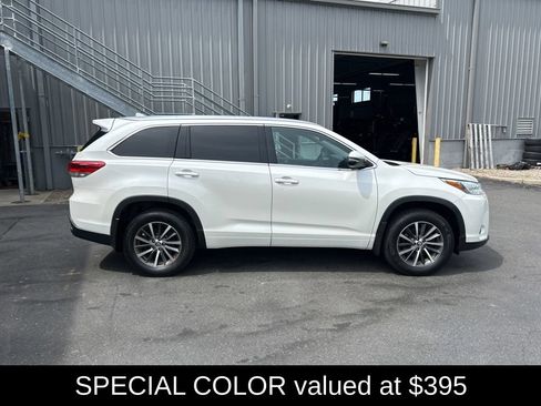 Used 2018 Toyota Highlander XLE AWD/4WD image 2