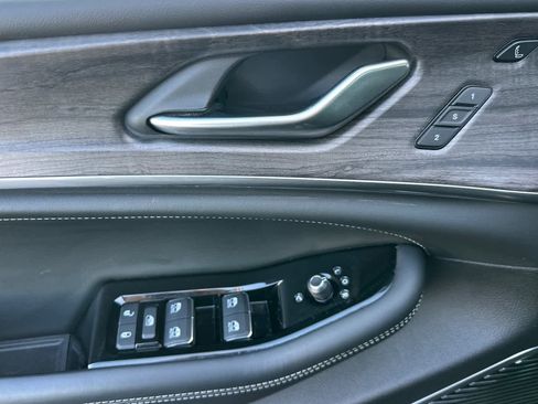 Used 2022 Jeep Grand Cherokee Overland w/ Advanced Protech Group III image 11