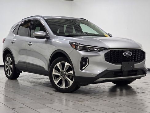 Used 2023 Ford Escape Platinum image 2