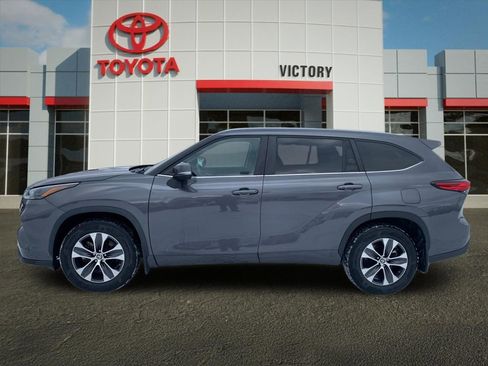 Used 2023 Toyota Highlander XLE FWD image 6