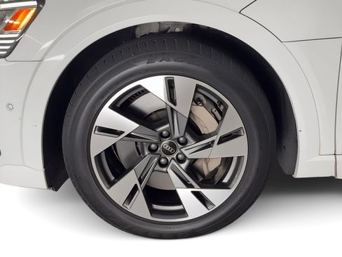 Used 2022 Audi e-tron Premium Plus w/ Premium Plus Package image 12