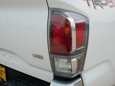 Used 2020 Toyota Tacoma TRD Off-Road AWD/4WD image 17