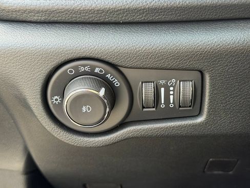 Used 2026 Chrysler Pacifica Limited FWD image 10