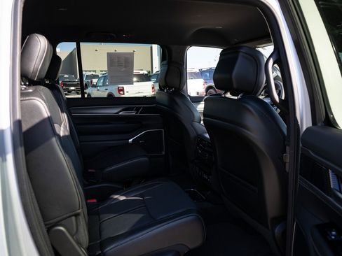 Used 2025 Jeep Wagoneer L Series II image 21