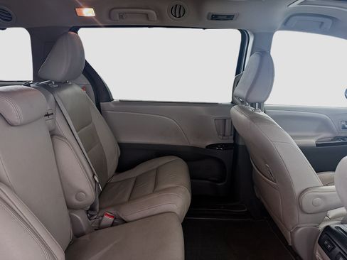 Used 2020 Toyota Sienna XLE Premium FWD image 26