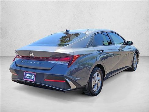 Used 2025 Hyundai Elantra SE image 5