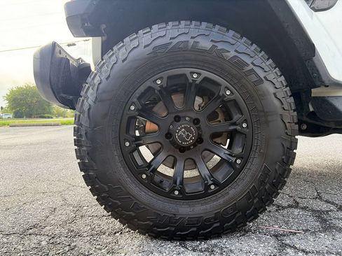 Used 2018 Jeep Wrangler Unlimited Sahara w/ Cold Weather Group AWD/4WD image 32