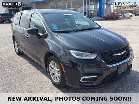 Used 2023 Chrysler Pacifica Touring-L image 1