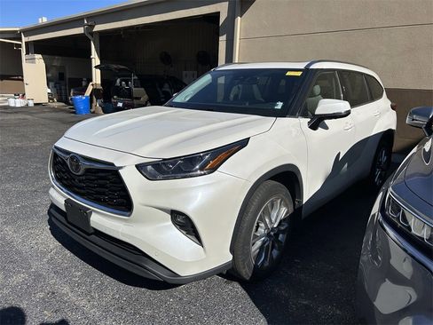 Used 2021 Toyota Highlander Limited image 4