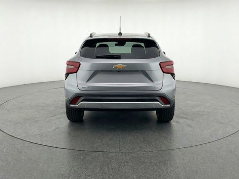 Used 2025 Chevrolet Trax LT w/ LT Convenience Package image 7