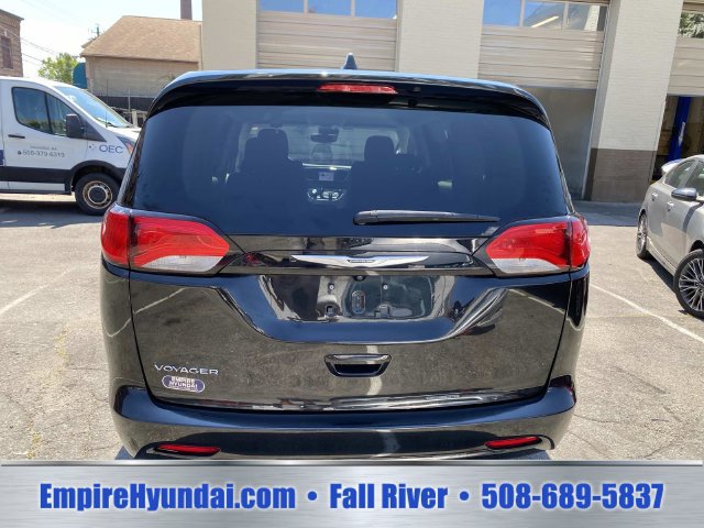 Used 2023 Chrysler Voyager LX FWD image 4