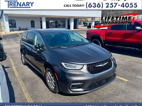 Used 2023 Chrysler Pacifica Touring-L image 1