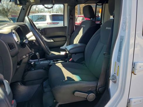 Used 2018 Jeep Wrangler Unlimited Sahara w/ Connectivity Group AWD/4WD image 20