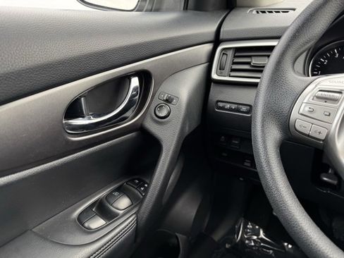 Used 2015 Nissan Rogue S image 27