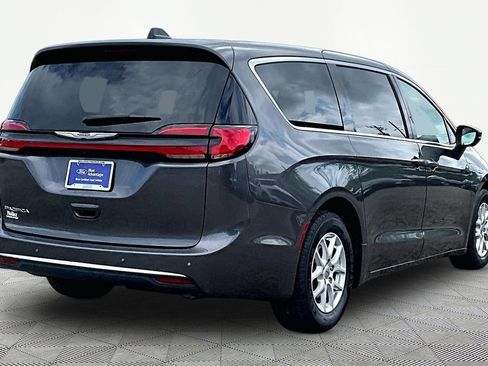 Used 2023 Chrysler Pacifica Touring-L FWD image 2