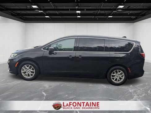 Used 2023 Chrysler Pacifica Touring-L FWD image 2