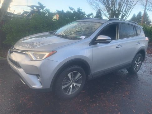 Used 2018 Toyota RAV4 XLE image 1