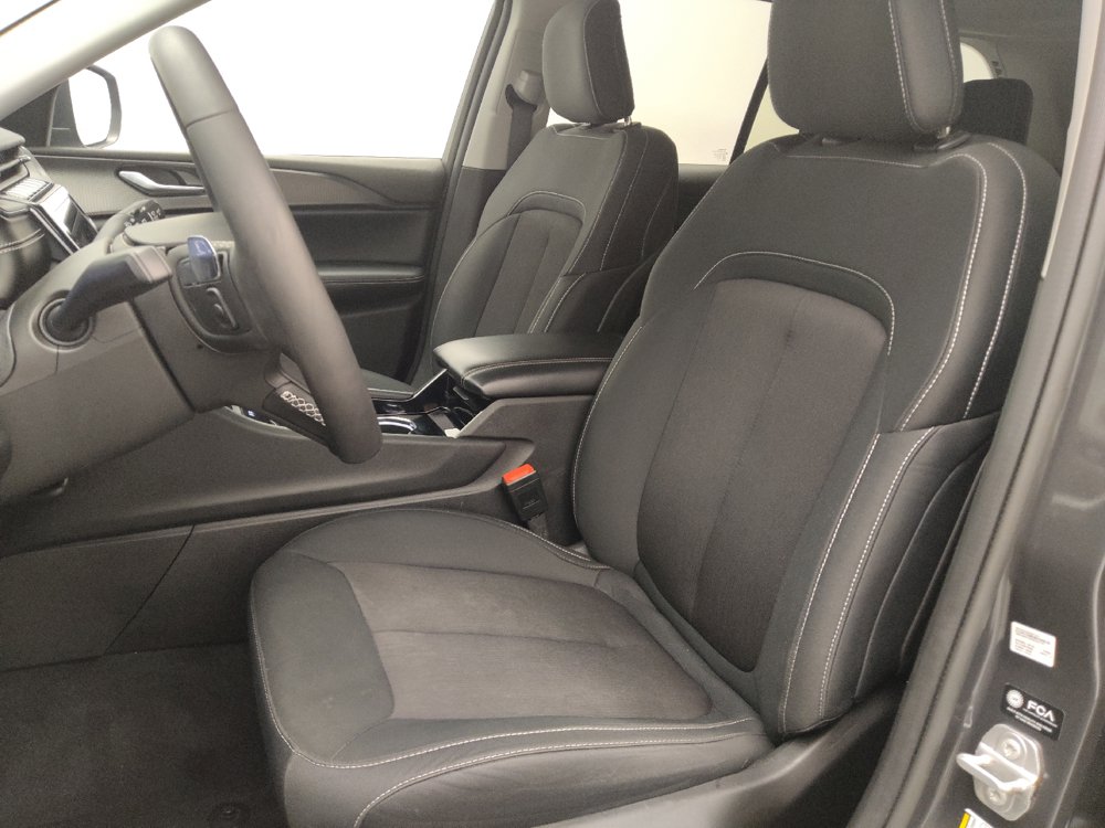 Used 2023 Jeep Grand Cherokee Laredo w/ Luxury Tech Group I AWD/4WD image 17