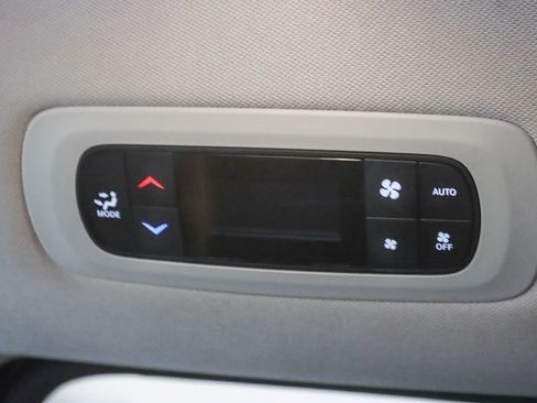 Used 2024 Chrysler Pacifica Select image 27