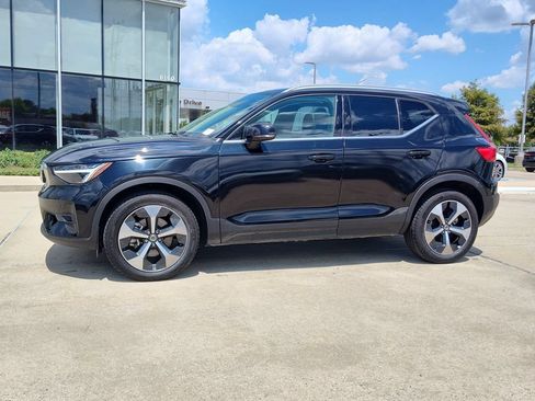 Used 2025 Volvo XC40 B5 Plus AWD/4WD image 3