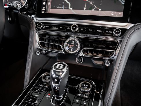 Used 2022 Bentley Flying Spur V8 image 32