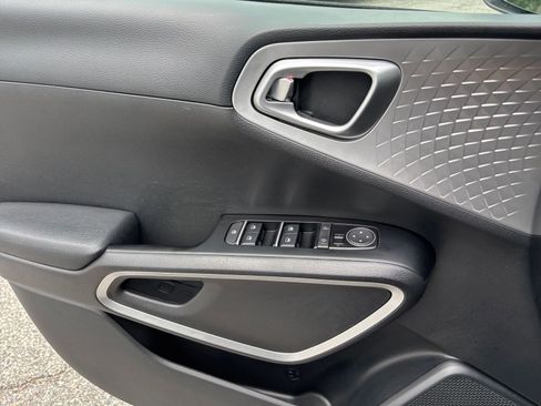 Used 2025 Kia Soul LX w/ LX Technology Package FWD image 18