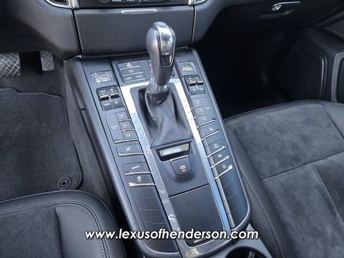 Used 2018 Porsche Macan Base image 25