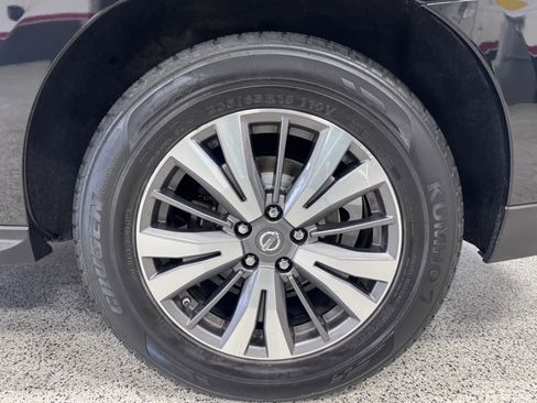 Used 2017 Nissan Pathfinder SV image 13